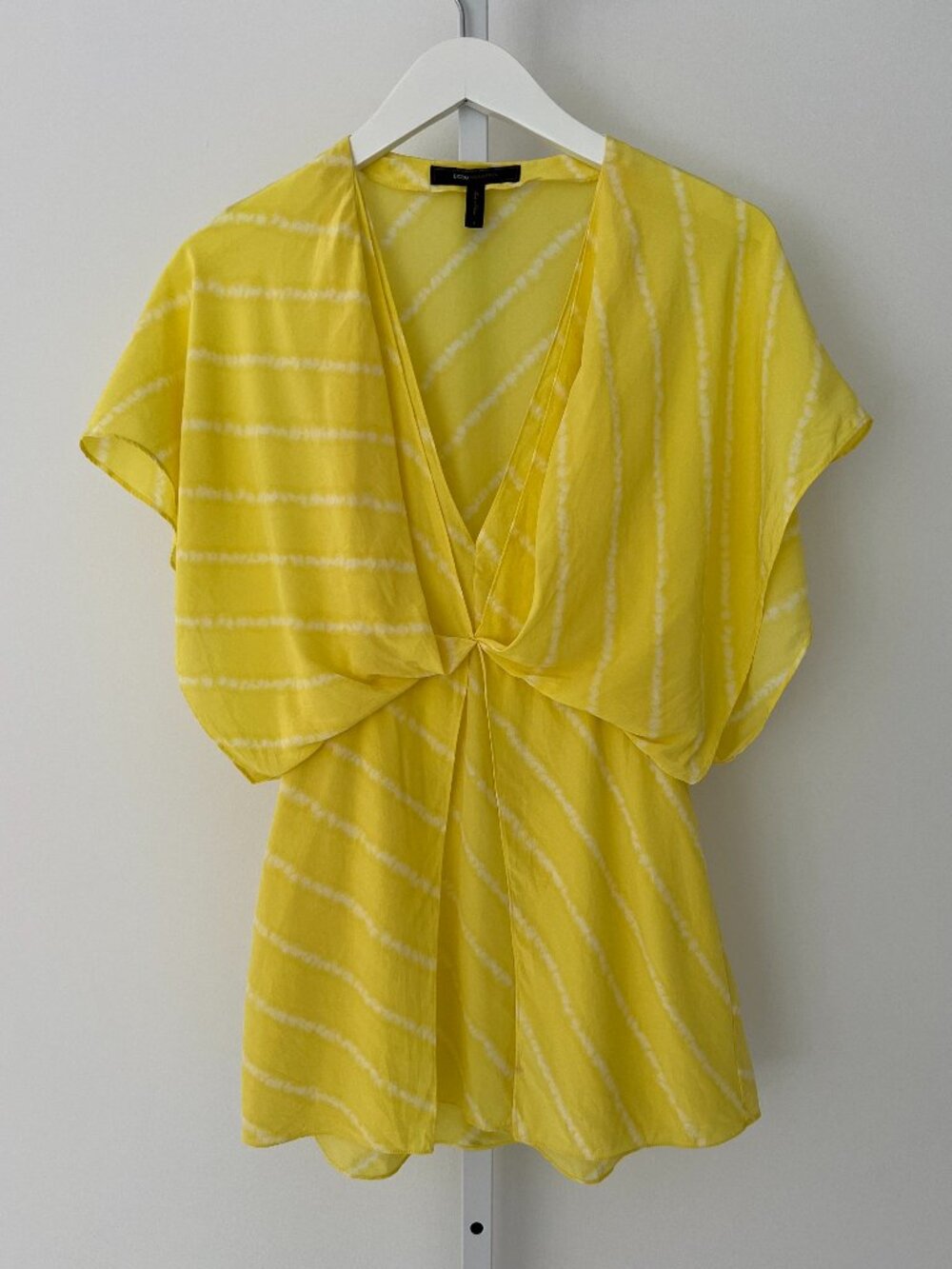 BCBG YELLOW AND WHITE TIE DYE STRIPE TOP SIZE SMALL